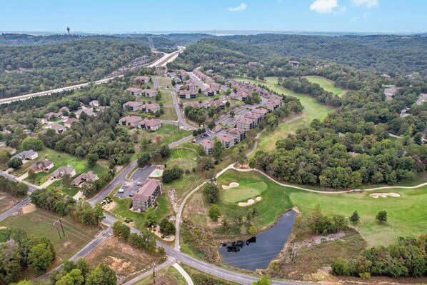 An aerial view of a residential area with houses, roads, and a golf course. - Fairway Follies Luxury Retreat (Branson West)