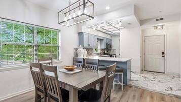 Condo, Berbilang Katil, Patio, Golf View (Fairway Follies Luxury Retreat) | Tempat makan