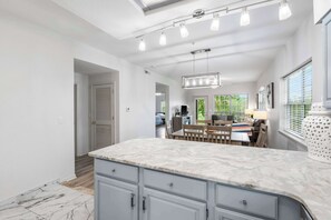 Apartment, Mehrere Betten, Terrasse, Blick auf den Golfplatz (Fairway Follies Luxury Retreat) | Innenbereich