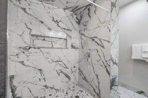 Bathroom - Fairway Follies Luxury Retreat (Branson West)