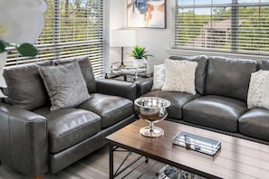 Apartment, Mehrere Betten, Terrasse, Blick auf den Golfplatz (Fairway Follies Luxury Retreat) | Wohnbereich