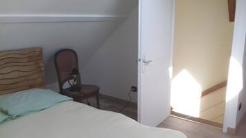 Tabla de planchar con plancha y ropa de cama