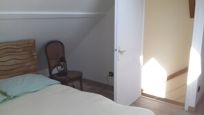 Iron/ironing board, bed sheets