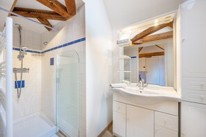 Douche, séchoir à cheveux, serviettes fournies