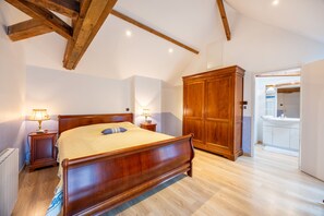 Iron/ironing board, bed sheets