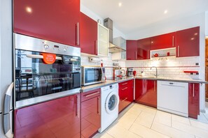 Fridge, microwave, oven, stovetop - Gîte de la Nieultière (Nieul le Dolent)