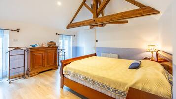 2 dormitoris, planxa i posts de planxar i roba de llit