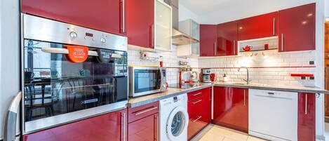 冰箱、微波炉、烤箱、炉灶