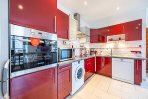 Fridge, microwave, oven, stovetop - Gîte de la Nieultière (Nieul le Dolent)