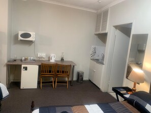 4 عدّة غرف نوم ومكواة/لوح كي وواي فاي وملاءات أسرّة