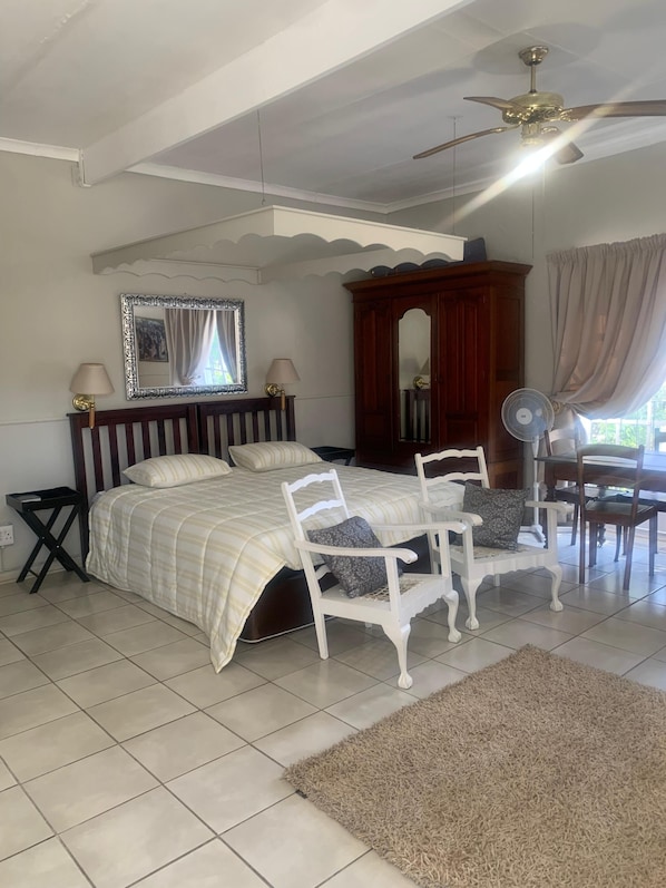 4 bedrooms, iron/ironing board, WiFi, bed sheets - Quaint 4-bedroom bed & breakfast in Bloemfontein (Bloemfontein)