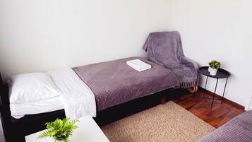 3 habitaciones, tabla de planchar con plancha, wifi y ropa de cama