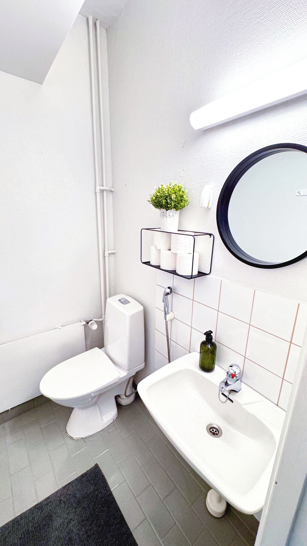 Douche, sèche-cheveux, bidet, serviettes fournies