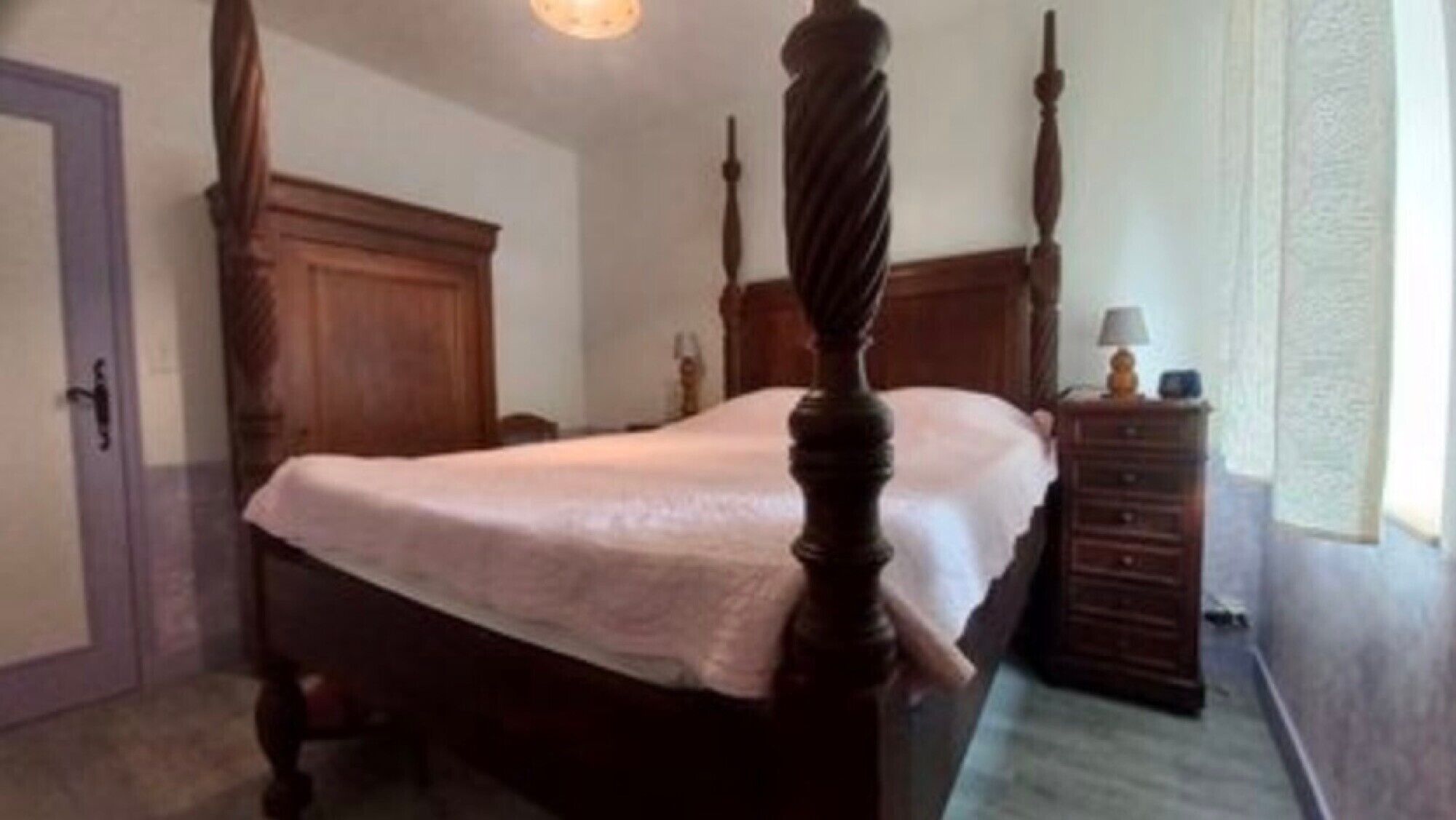 2 habitaciones, tabla de planchar con plancha y ropa de cama 