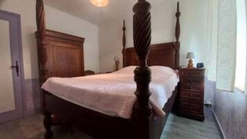 2 habitaciones, tabla de planchar con plancha y ropa de cama