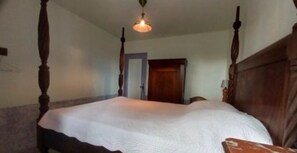 Iron/ironing board, bed sheets