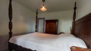 2 bedrooms, iron/ironing board, bed sheets