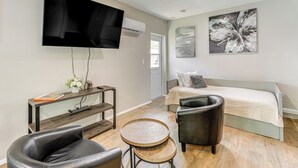 Unclassified image, 2 of 25, button - Townhome w/ Fenced Yard in Orlando Suburbs! (Winter Park)