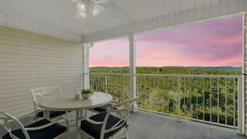 Kondominium, Beberapa Tempat Tidur, balkon, pemandangan gunung (Ozarks Vista Retreat ) | Tempat makan outdoor