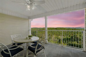 Apartment, Mehrere Betten, Balkon, Bergblick (Ozarks Vista Retreat ) | Speisen im Freien