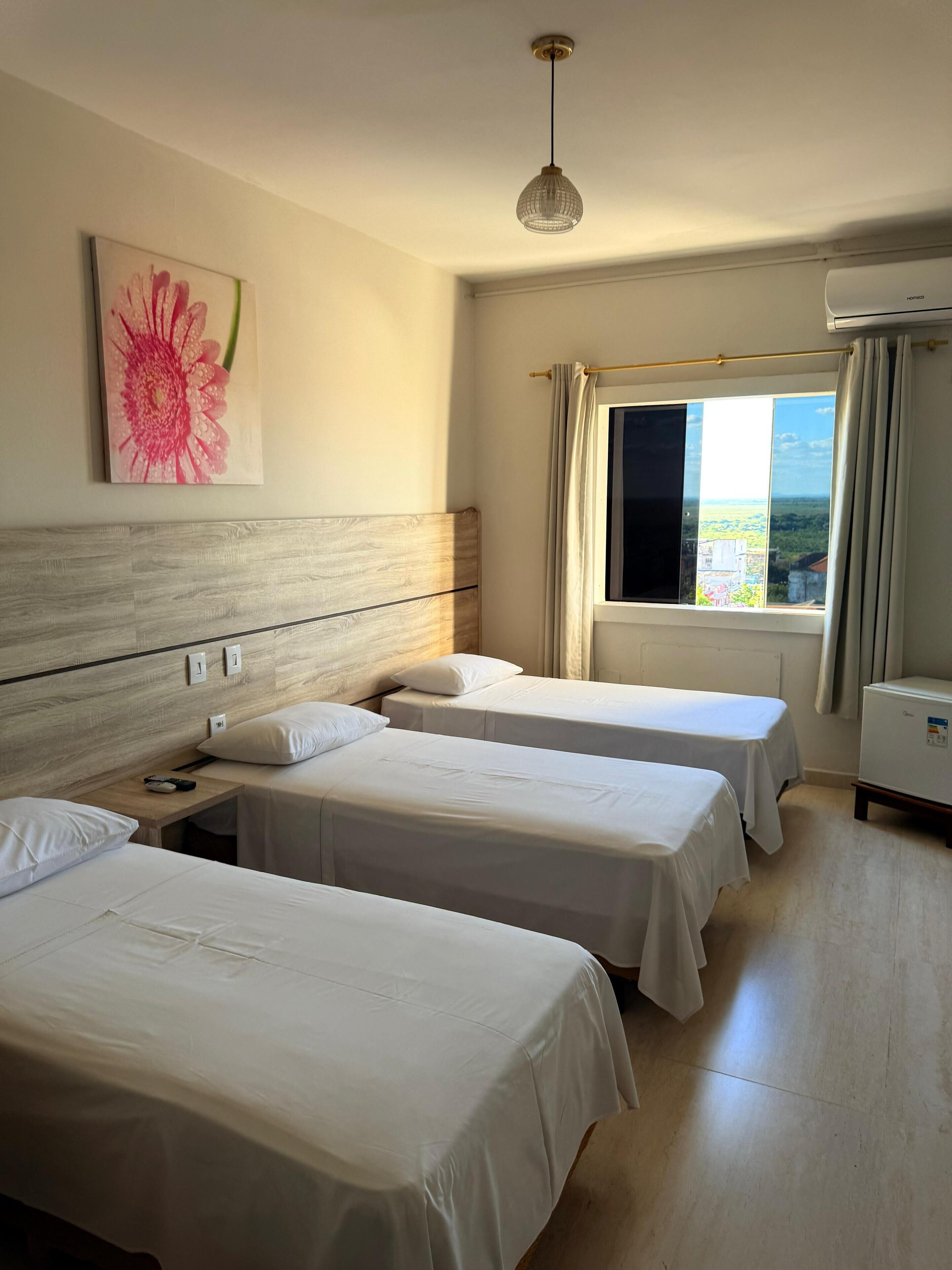 Comfort trippelrum - utsikt mot staden | Skrivbord, arbetsyta för laptop, gratis wi-fi och rullstolsanpassning