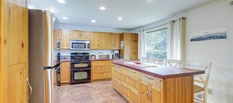 Fire Pit + Mountain Views: Outdoorsy PNW Escape