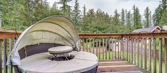 Fire Pit + Mountain Views: Outdoorsy PNW Escape