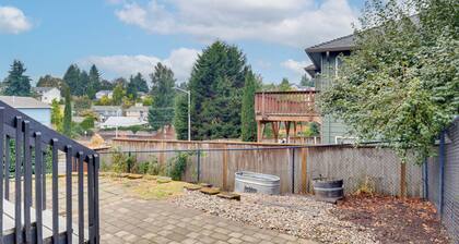 Work & Play! Apt 3 Mi to Dtwn & Salem Hospital