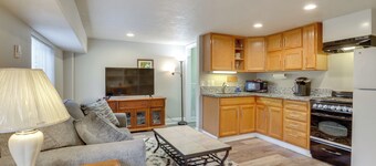 Work & Play! Apt 3 Mi to Dtwn & Salem Hospital