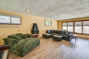Interior - 2 Mi to Dtwn Newark: Pet-friendly Home! (Newark)