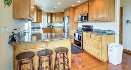 Groups Welcome! Ocean-view Escape in Gold Beach