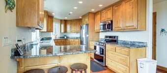 Groups Welcome! Ocean-view Escape in Gold Beach