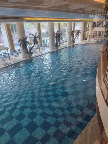 Spacious 3-bedroom apartment in prestigious Beijing Palm Springs Int’l Apartment