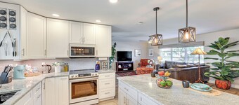 Swim, Golf & Unwind: Home 7 Mi to Dtwn Fort Myers!