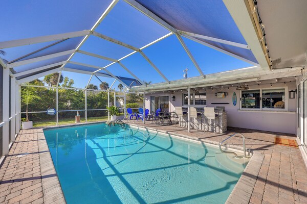 Waterfront Home W/ Boat Dock & Bar In N Fort Myers - Fort Myers, FL