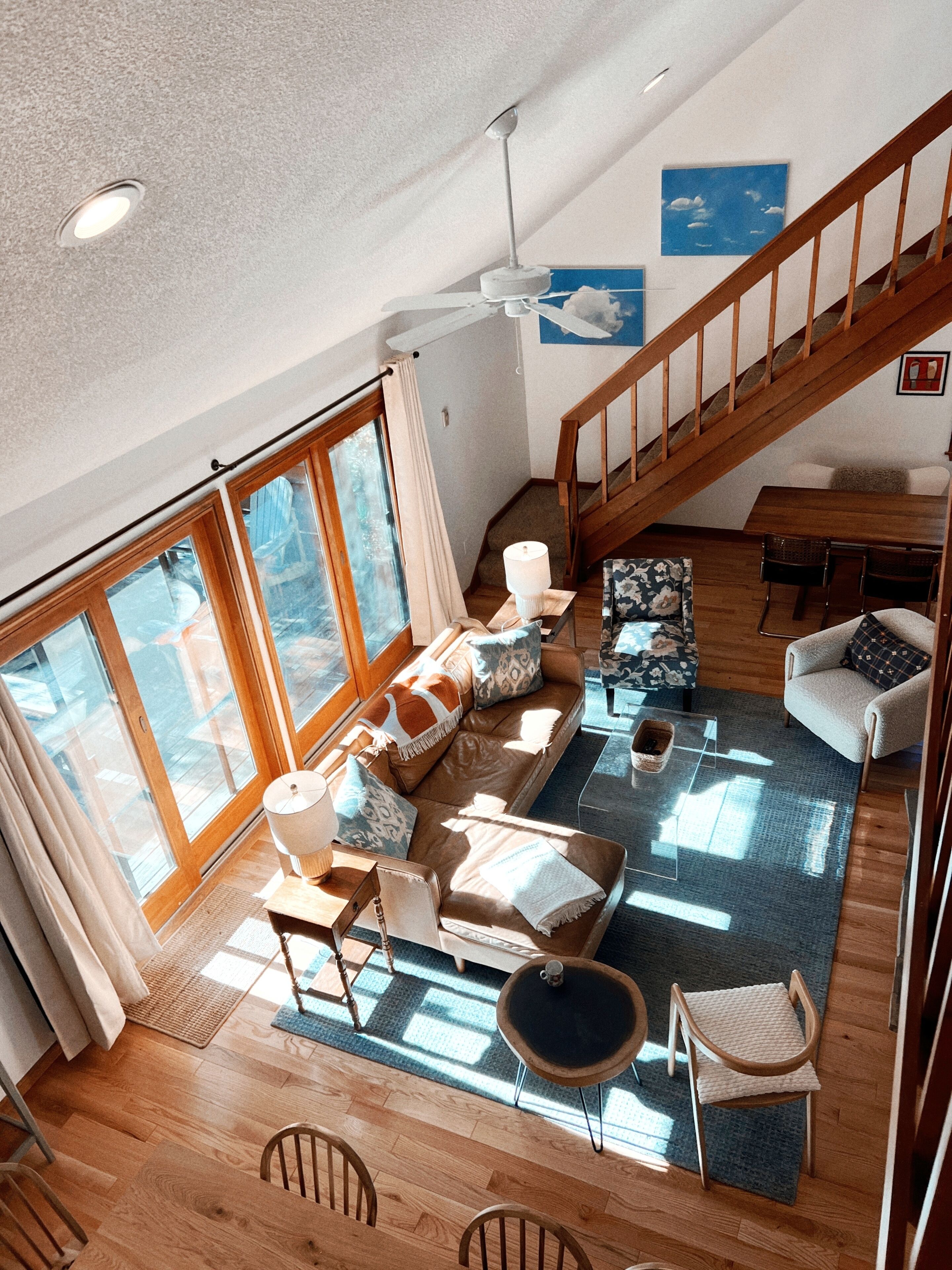 Smart TV, chimenea, tenis de mesa y libros 