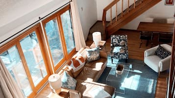 Smart TV, chimenea, tenis de mesa y libros