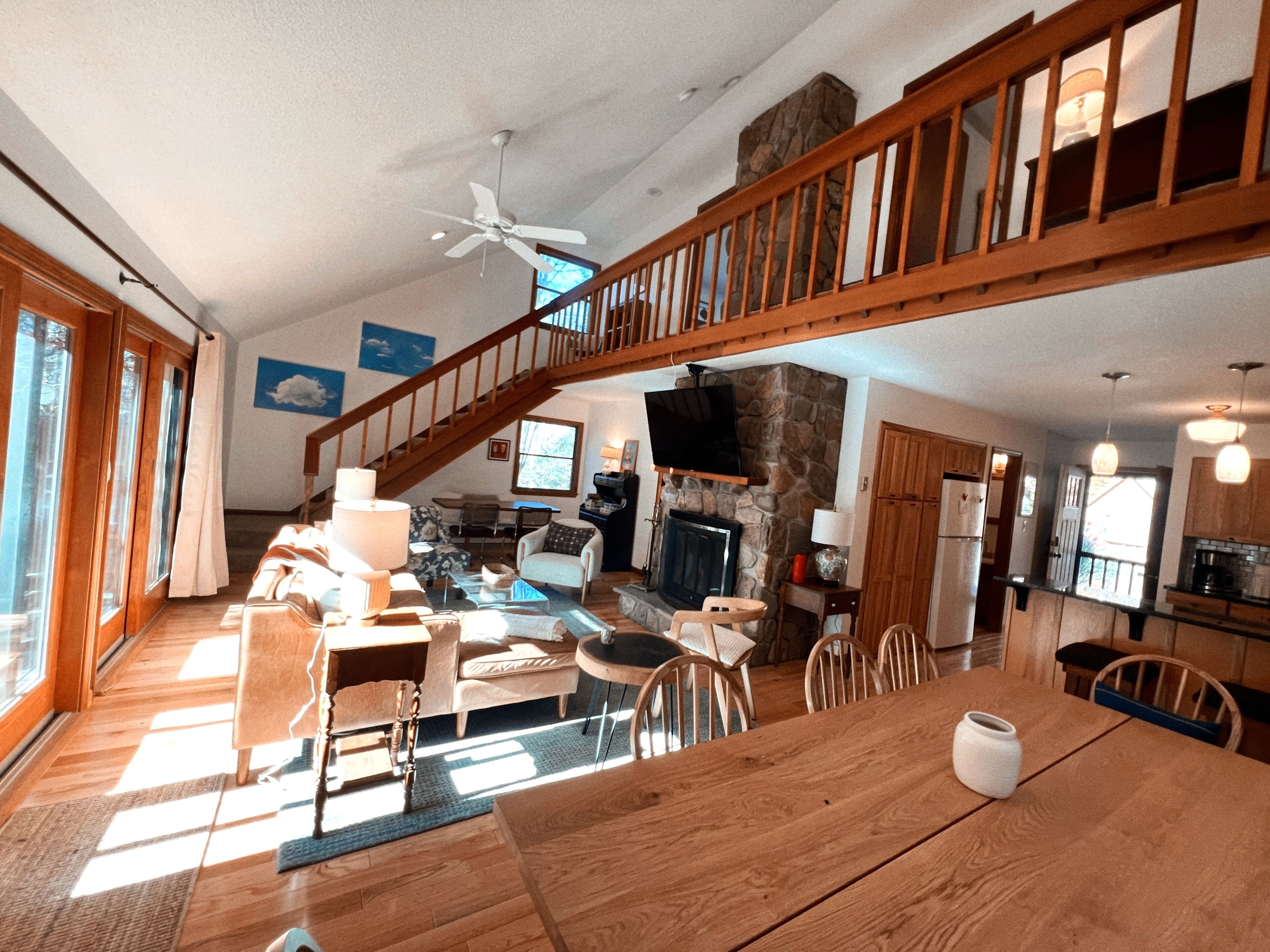 Smart-tv, eldstad, ett bordtennisbord och böcker