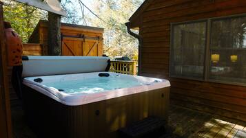 Outdoor spa tub