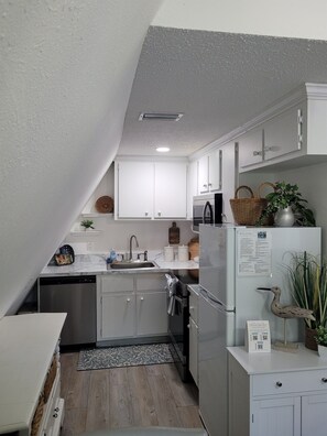 Fridge, oven, stovetop, dishwasher