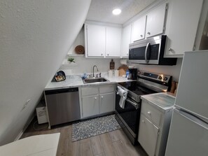 ثلاجة، فرن، موقد طهي مسطح، غسالة أطباق