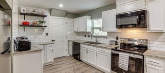 Walk to East Texas A&m! Home w/ Pet-friendly Yard