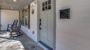 A front porch with a white door, a mailbox, and two rocking chairs. - Walk to East Texas A&m! Home w/ Pet-friendly Yard (Commerce)