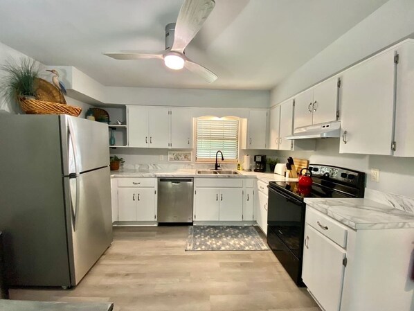 ثلاجة، ميكروويف، فرن، موقد طهي مسطح