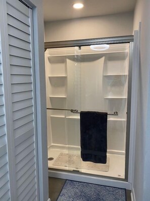 Shower, towels - Charming Rainbow River Cottage (Dunnellon)