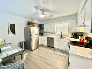 ثلاجة، ميكروويف، فرن، موقد طهي مسطح