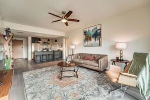 Interior - Shop, Dine & Explore: Gem 7 Mi to Dtwn Springfield (Springfield)