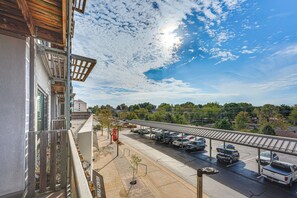Interior - Shop, Dine & Explore: Gem 7 Mi to Dtwn Springfield (Springfield)