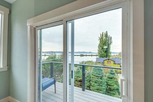 Astoria Home Base w/ River Views, 3 Mi to Dtwn!