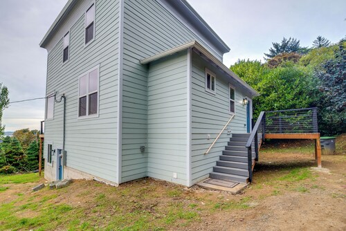 Astoria Home Base w/ River Views, 3 Mi to Dtwn!